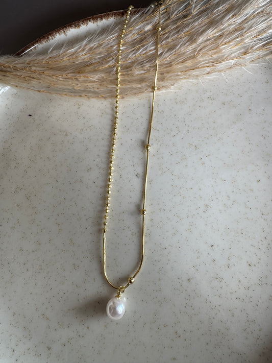 Moue Necklace