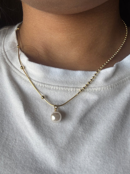 Moue Necklace