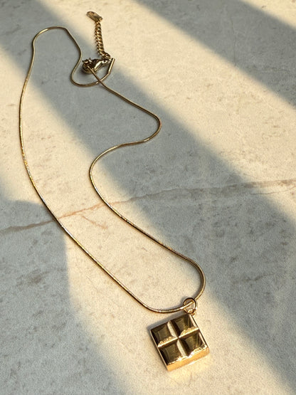 Ella chain pendant